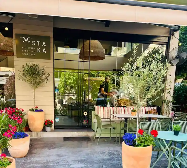 Η πρόσοψη και τα εξωτερικά τραπέζια της Στάκας στο Νέο Ψυχικό